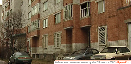 У 56 дома по улице Малиновской разрушается стена